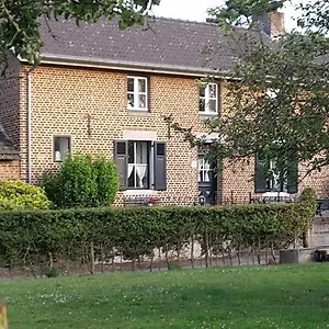 https://hoeve-op-de-meer.valkenburgaandegeul-hotels.com
